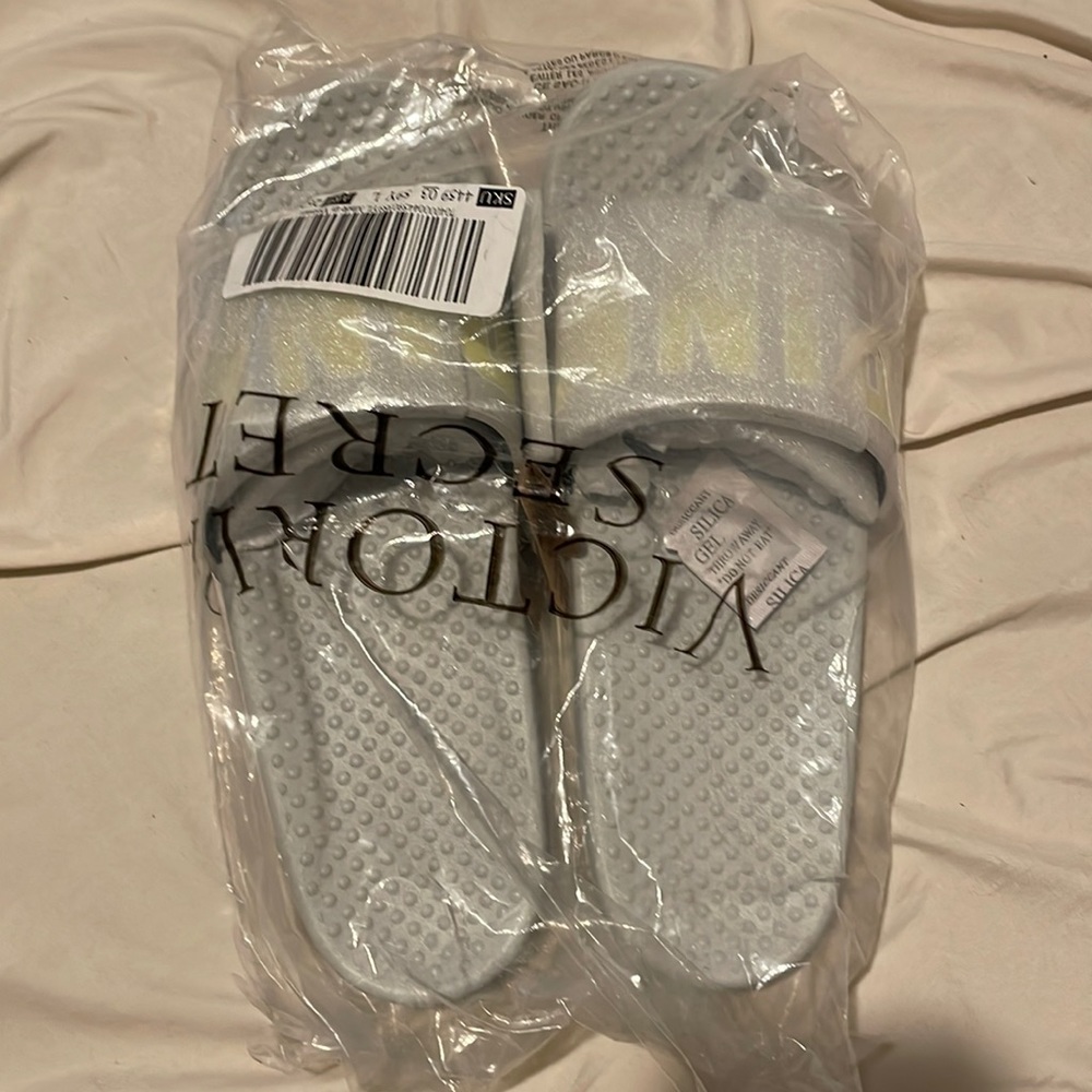 I’m selling these PINK slides this package has not been open.